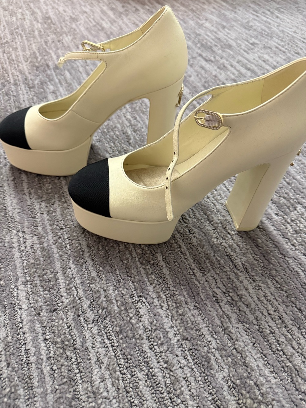 CHANEL lambskin Ivory and Black Mary Jane Platform Pumps with Gold Buckle sz 37 - Picture 3 of 6